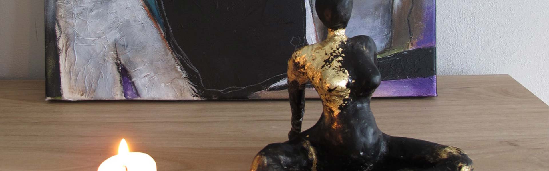 Des formes et des volumes illuminés par l'or