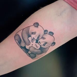 Tatouage Bras câlin de pandas 2