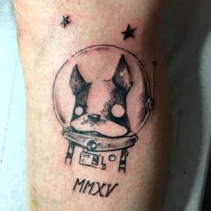 Tatouage Bras chien astronaute