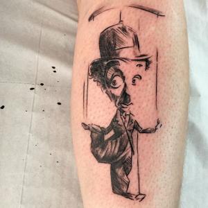Tatouage Bras marionnette Chaplin 