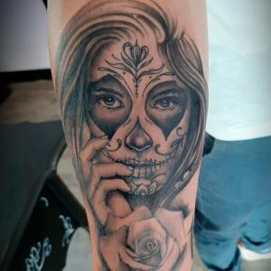 Tatouage bras fête des morts mexicaine 