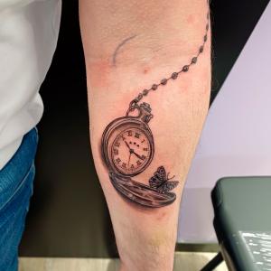 Tatouage bras montre et papillon 2