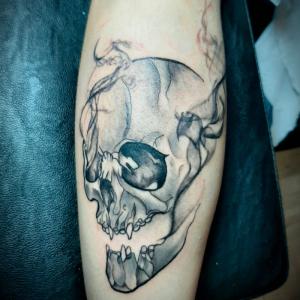 Tatouage bras tête de mort