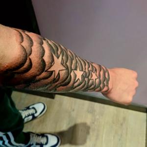 Tatouage bras vagues et étoiles