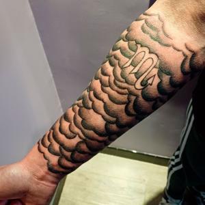 Tatouage bras vagues et M