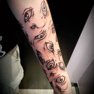 Tatouage bras yeux