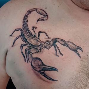 Tatouage buste scorpion 