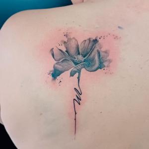 Tatouage dos fleur qui brûle