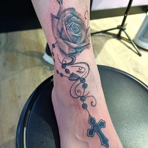 Tatouage jambe rose chrétienne